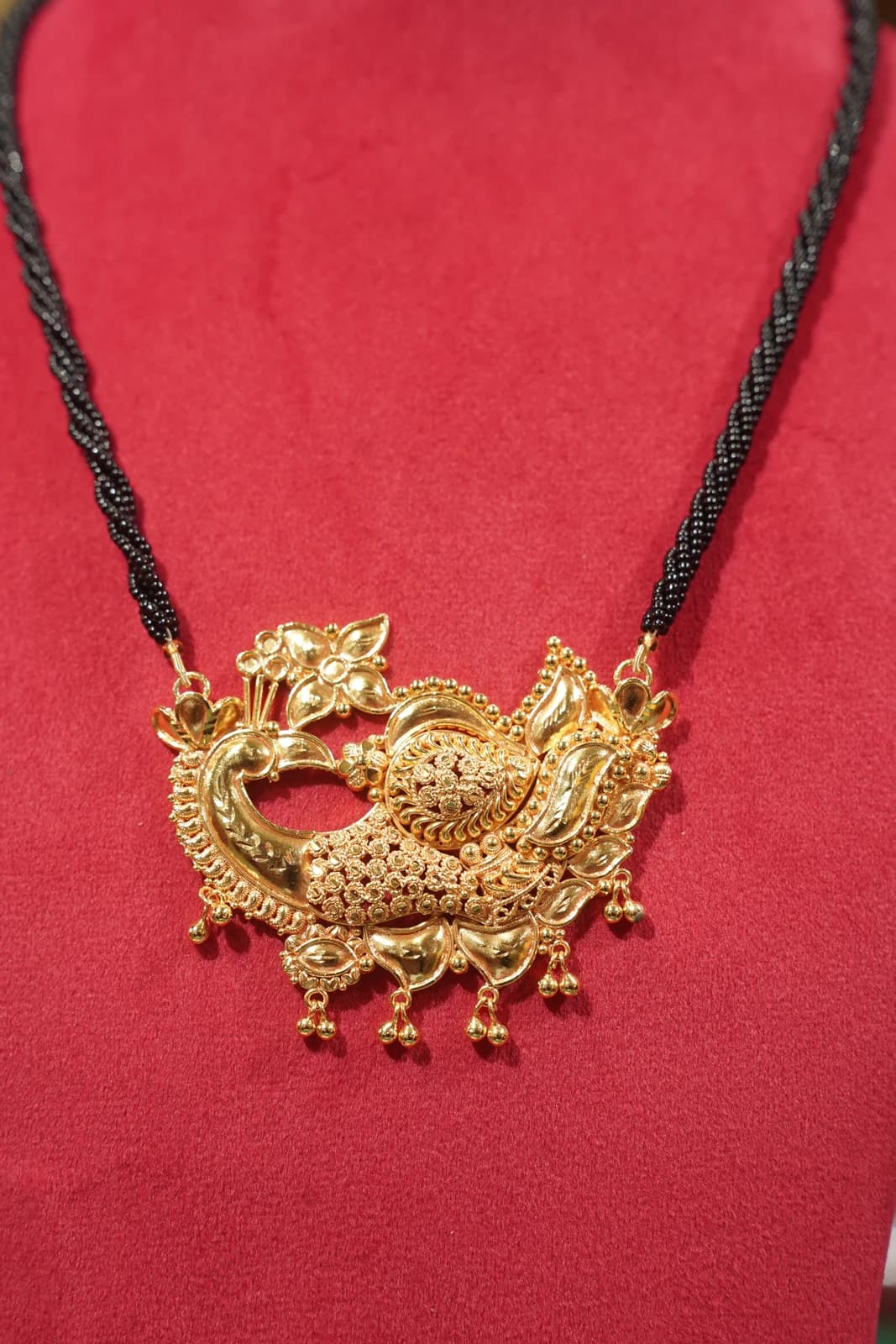 Pahadi Mangalsutra – Long alternate view