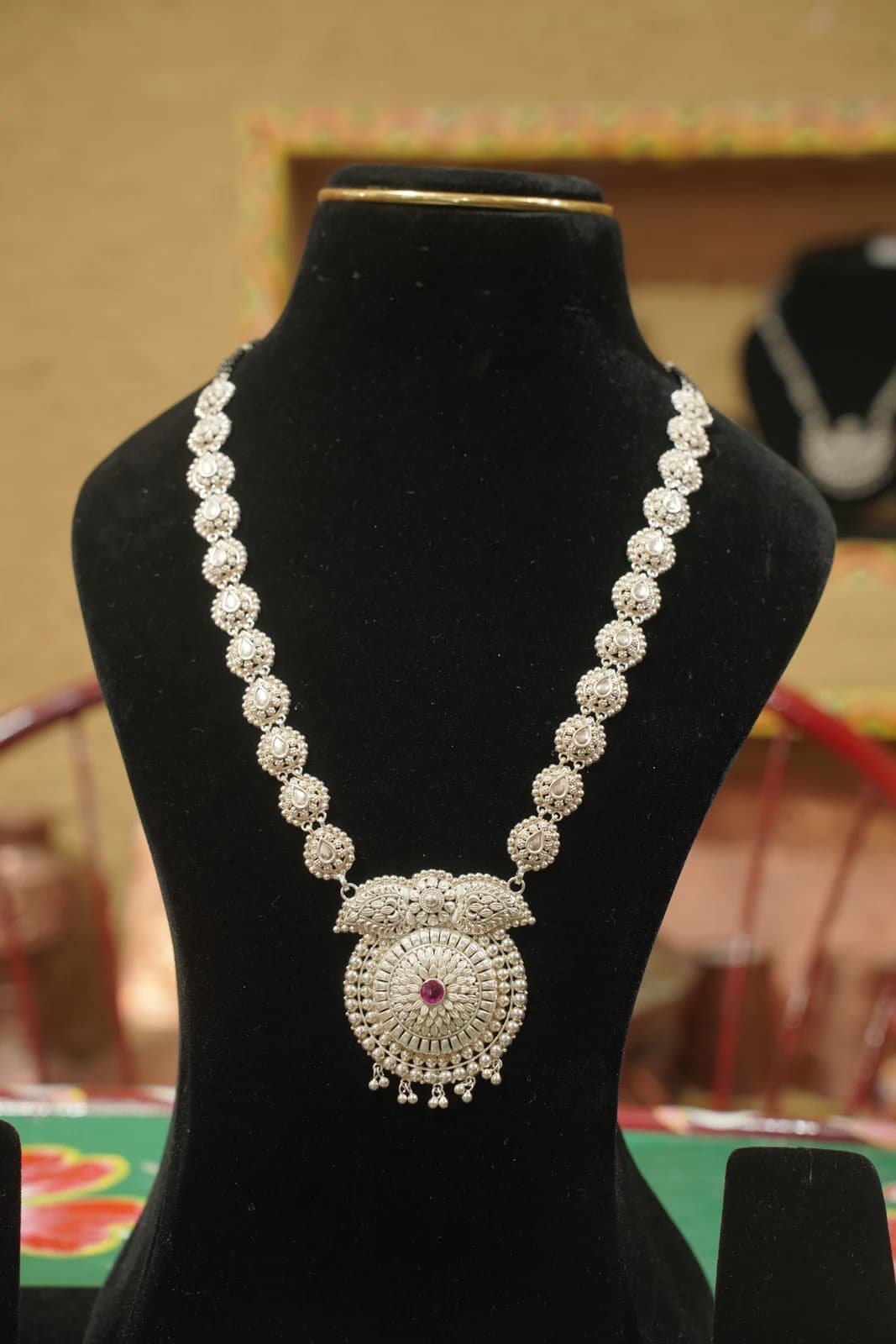 Pahadi Mangalsutra – Long alternate view