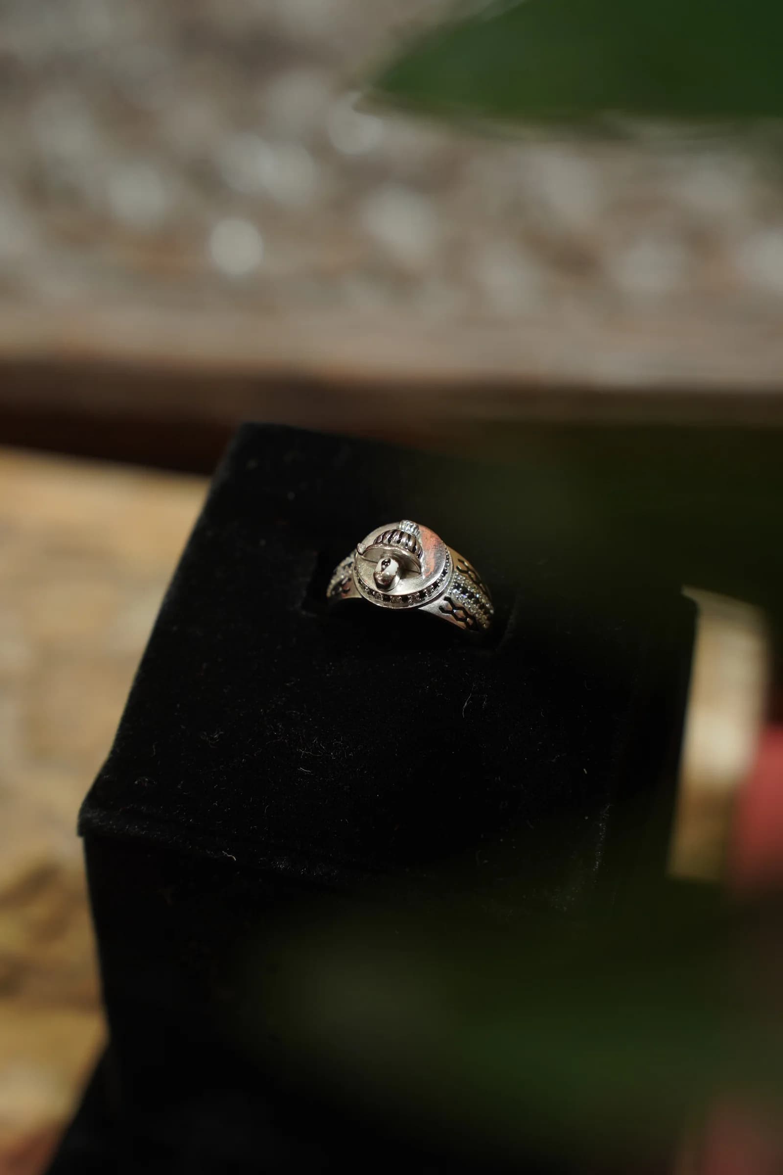 Men’s Anguthi alternate view