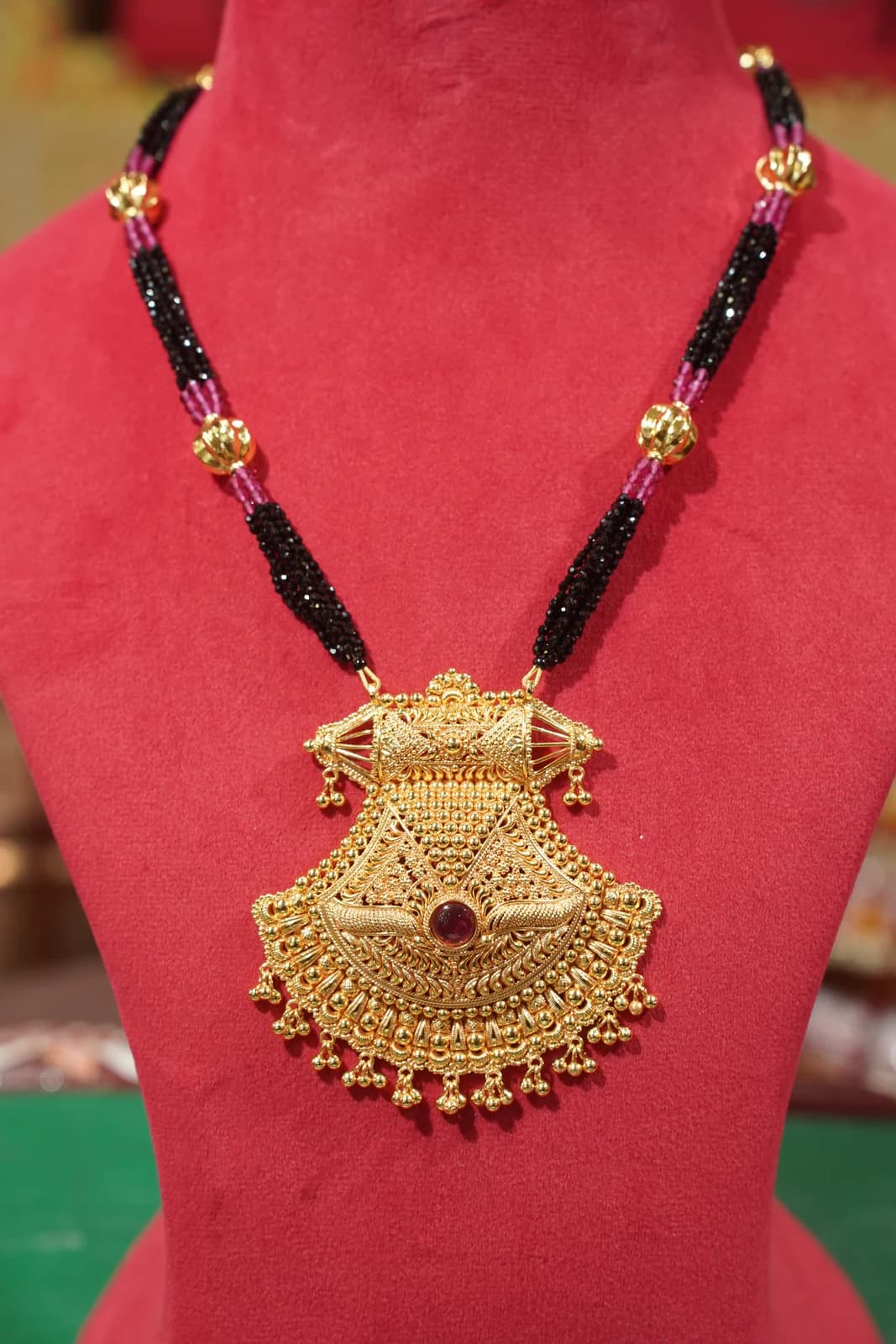 Pahadi Mangalsutra – Long alternate view